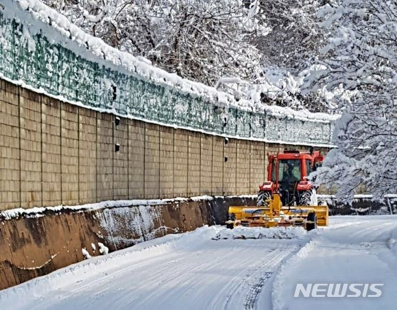 [광주=뉴시스]폭설 제설차