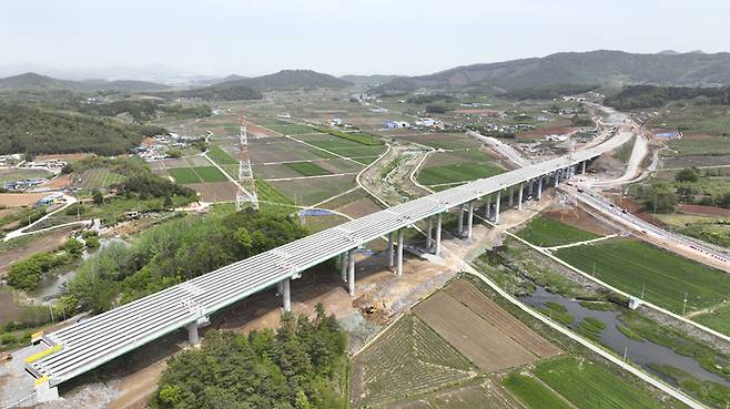 [광주=뉴시스] 구길용 기자 = 전남 완도군은 27일 광주~완도간 고속도로 1단계 구간 건설사업의 공정률이 70%에 육박하고 있다고 밝혔다. (사진=완도군 제공). 2022.12.27. kykoo1@newsis.com *재판매 및 DB 금지