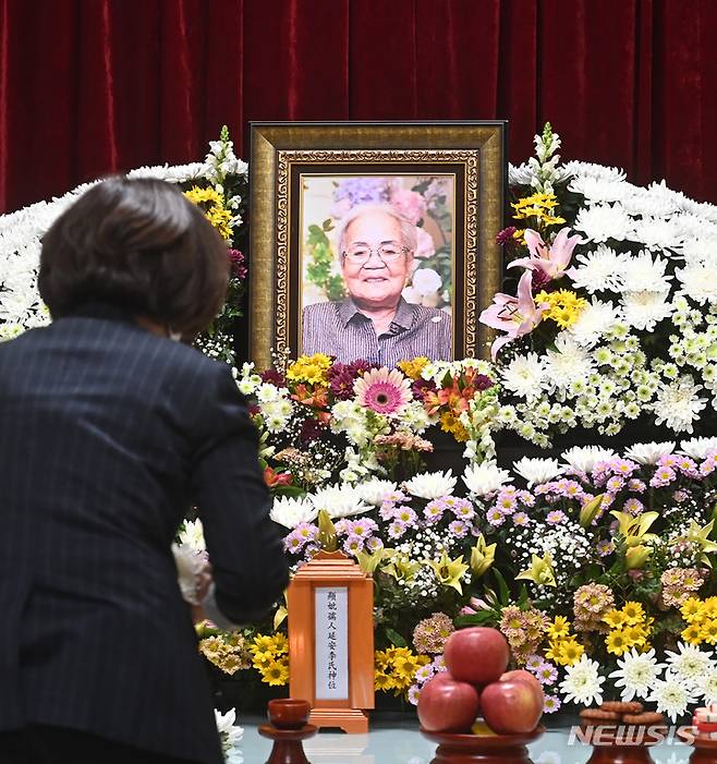 [광주(경기)=뉴시스] 김종택 기자 = 나눔의집에 거주하던 일본군 위안부 피해자 이옥선 할머니가 지난 26일 향년 93세로 별세했다. 이 할머니의 사망으로 정부에 등록된 일본군 위안부 피해자 240명 중 생존자는 단 10명만 남았다. 사진은 27일 오후 경기도 광주시 경안장례식장에 마련된 빈소 모습. 2022.12.27. jtk@newsis.com