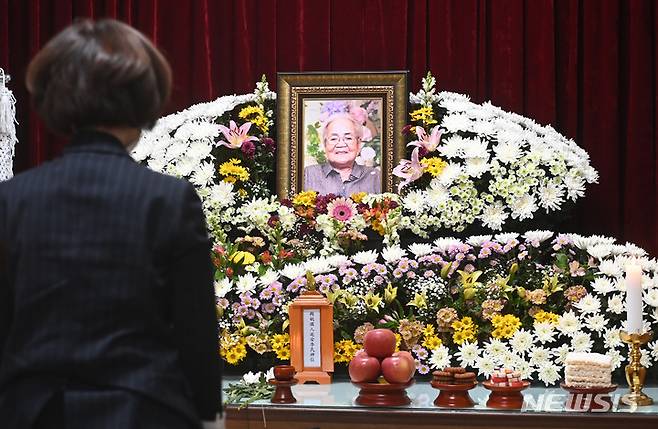 [광주(경기)=뉴시스] 김종택 기자 = 나눔의집에 거주하던 일본군 위안부 피해자 이옥선 할머니가 지난 26일 향년 93세로 별세했다. 이 할머니의 사망으로 정부에 등록된 일본군 위안부 피해자 240명 중 생존자는 단 10명만 남았다. 사진은 27일 오후 경기도 광주시 경안장례식장에 마련된 빈소 모습. 2022.12.27. jtk@newsis.com