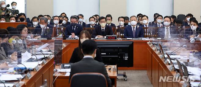 [서울=뉴시스] 추상철 기자 = 이상민 행정안전부 장관을 비롯한 관계 기관장들이 27일 오전 서울 여의도 국회에서 열린 '용산 이태원 참사 진상규명과 재발방지를 위한 국정조사 특별위원회 전체회의'에 출석해 있다. 왼쪽부터 한오섭 대통령실 국정상황실장, 윤희근 경찰청장, 방문규 국무조정실장, 이상민 행정안전부 장관, 조규홍 보건복지부 장관. 2022.12.27. scchoo@newsis.com