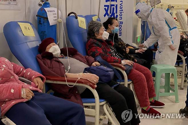 (AFP=연합뉴스) 지난 23일 중국 충칭의과대병원에서 치료받고 있는 코로나19 환자들. 2022.12.26. 연합뉴스