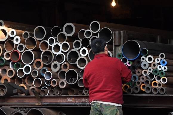 긴장감 흐르는 문래동 철강골목 - 정부가 8일 화물연대 파업과 관련, 철강·석유화학 분야에 업무개시명령을 추가 발동한 가운데 서울 영등포구 문래동 철강 골목에서 철공소 관계자가 제품을 살펴보고 있다.오장환 기자