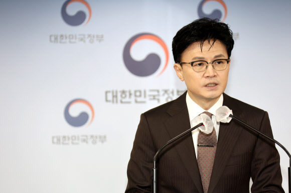 한동훈 법무부 장관이 27일 오후 정부서울청사 브리핑실에서 국무회의에서 최종 확정된 신년 특사 대상자를 발표하고 있다. 연합뉴스