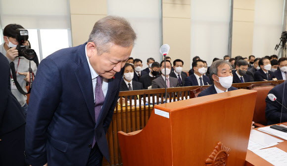 이상민 행정안전부 장관이 27일 오전 국회에서 열린 ‘용산 이태원 참사 진상 규명과 재발 방지를 위한 국정조사 특별위원회’에서 기관보고를 하기에 앞서 인사하고 있다.연합뉴스