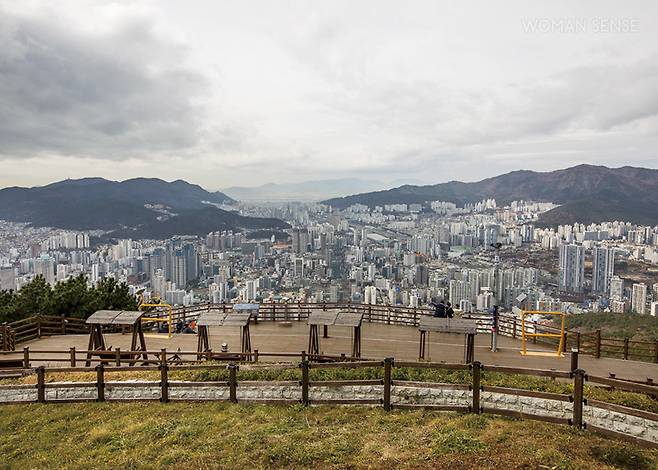부산에서 야경 명소로 손꼽히는 황령산 전망대는 밤에도 그 진가를 발휘한다. 전망대 포토 존에서 부산진구를 배경으로 사진을 찍으면 인생 사진이 하나 더 추가된다.