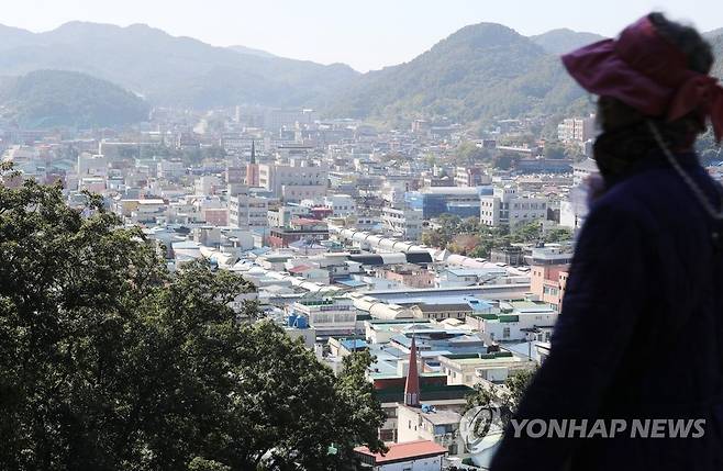 행정안전부, 인구감소지역 시군구 89곳 지정 고시 (공주=연합뉴스) 김주형 기자 = 행정안전부는 지난해 시·군·구 89곳을 인구감소지역으로 지정 고시했다. 충남에서는 공주시, 논산시, 보령시, 부여군, 청양군 등 9곳이 인구감소지역에 포함됐다. 사진은 충남 공주의 구시가지 모습. 2021.10.18 kjhpress@yna.co.kr