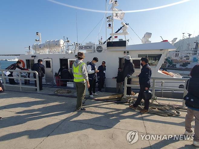 '고립 위기' 보령 섬 주민들 행정선 승선 [연합뉴스 자료사진]