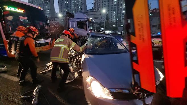 당진시 읍내동 시외버스·승용차 추돌사고 현장 [당진소방서 제공. 재판매 및 DB 금지]