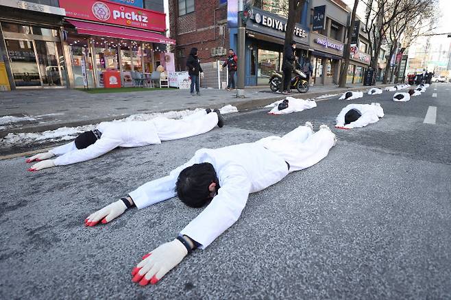 비정규직 이제그만 공동투쟁 관계자들이 28일 오전 서울 마포구 경총회관에서 마포역 방향으로 노동조합 및 노동관계조정법 개정안(노조법) 2·3조 개정을 촉구하며 오체투지를 하고 있다. (사진=연합)