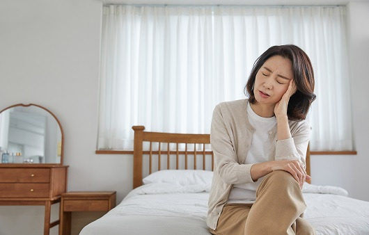 편두통을 유발하는 생활 요인으로는 수면 부족, 공복, 추위 등이 있다ㅣ출처: 게티이미지뱅크