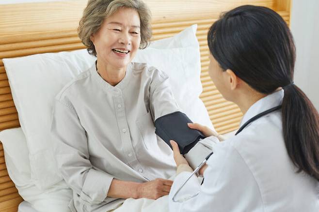 최소 1년에 한 번씩은 혈압을 체크해줘야 심장을 건강하게 유지하는데 도움이 된다. [사진= 게티이미지뱅크]