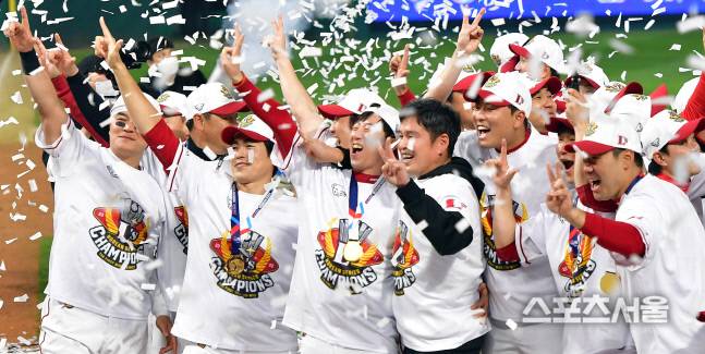 추신수 등 SSG 선수들이 8일 인천SSG랜더스필드에서 열린 2022 KBO리그 한국시리즈 6차전에서 한점차 승리로 우승을 확정한 후 시상식에서 정용진 구단주와 승리의 환호성을 터트리고 있다. .2022.11.08. &nbsp;강영조기자 kanjo@sportsseoul.com