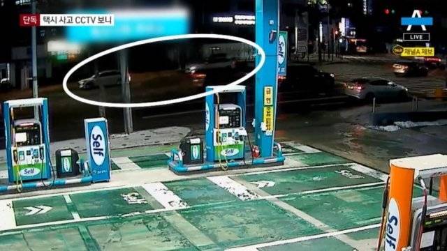 30대 남성의 차량과 택시가 나란히 접촉사고 현장을 떠나고 있다. 채널A