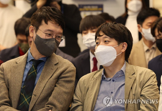 이준석 국민의힘 전 대표와 김웅 의원이 28일 오후 서울 영등포구 하우스카페에서 열린 국민의힘 허은아 의원의 '정치를디자인하다' 출판기념회에서 대화하고 있다.<연합뉴스>