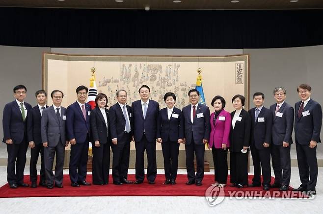 윤석열 대통령이 지난 9월 서울 용산 대통령실에서 국민의힘 반도체산업경쟁력강화특별위원회 위원들과의 오찬을 마친 뒤 양향자 위원장 등참석자들과 기념촬영을 하고 있다. /연합뉴스