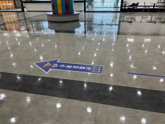 서울 구로구 신도림테크노마트 6층 바닥에 구로경찰서 민원인을 위한 화살표 안내가 부착돼있다. 이우연 기자