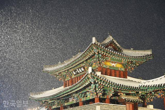 22일 밤 전주읍성의 남문인 풍남문 위로 눈발이 쏟아지고 있다. 이곳을 중심으로 10~20분을 걸으면 500년 조선왕조의 고향인 전주의 전통과 멋을 두루 살필 수 있다.