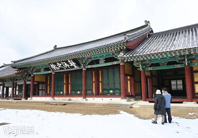 전주읍성 객사 건물에 조선 왕조의 고향임을 의미하는 '풍패지관' 현판이 걸려 있다.