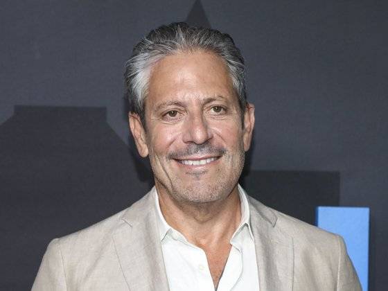 '섹스 앤 더 시티'의 제작자로 유명한 대런 스타(61)가 최근 '에밀리, 파리에 가다 3'로 돌아왔다. [AP=연합뉴스]