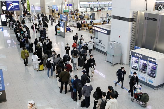 지난 26일 인천국제공항 제1여객터미널 출국장이 해외 여행객들로 붐비는 모습. 뉴스1