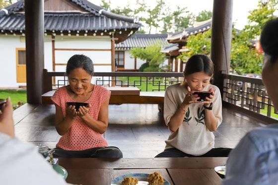 코로나 시대에는 명소 방문 위주의 숨가쁜 일정보다 한 지역에서 오래 머물면서 느긋하게 시간을 보내는 여행이 주목받고 있다. 전남 해남의 생활관광 프로그램 '땅끝마실'에서 다도 체험을 하는 여행객의 모습. 최승표 기자