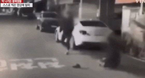 지난 18일 대구 서구 내당동 거리에서 중학생들이 “담배 피우지 말라”고 훈계했다는 이유로 40대 여성을 폭행하는 사건이 발생했다. 사진 YTN 캡처