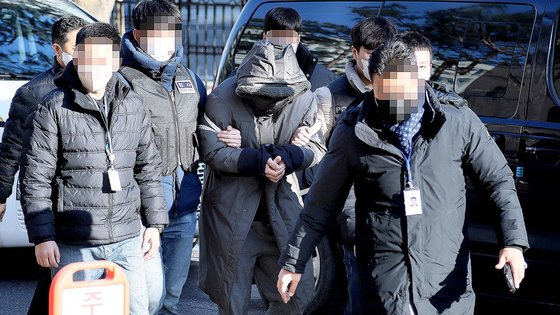 택시 기사와 동거녀를 살해한 혐의로 붙잡힌 이모(31)씨가 28일 오전 영장실질심사를 위해 경기도 고양 의정부지법 고양지원으로 들어가고 있다. 연합뉴스