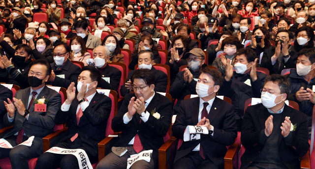 ▲ 28일 횡성 문화예술회관에서 열린 홍천·횡성·영월·평창 당협 당원연수에서 참석자들이 박수를 치고 있다.  서영