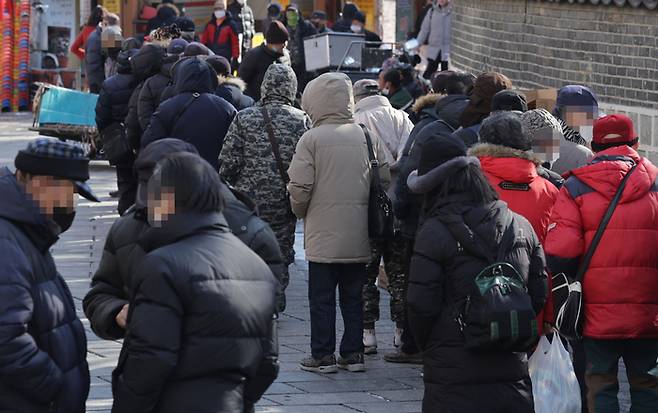 28일  서울 종로구 탑골공원 인근 원각사 노인무료급식소에서 어르신들이 식사를 위해 줄지어 서있다. 연합뉴스.