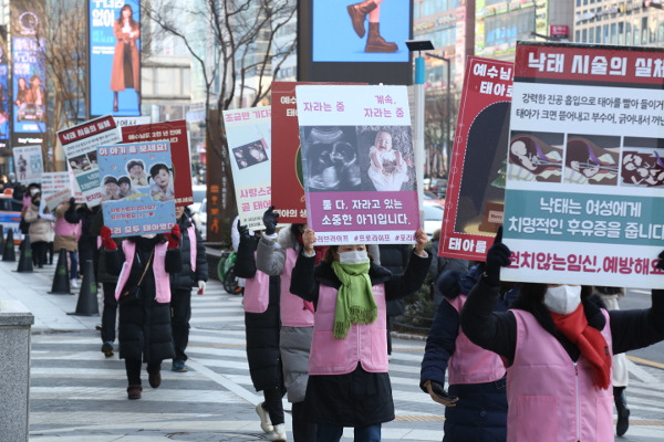 에스더기도운동본부가 지난 24일 서울 강남역 앞에서 진행한 ‘러브라이프 거리생명 운동’에서 자원봉사자들이 생명의 소중함을 알리고 있다. 에스더기도운동본부 제공