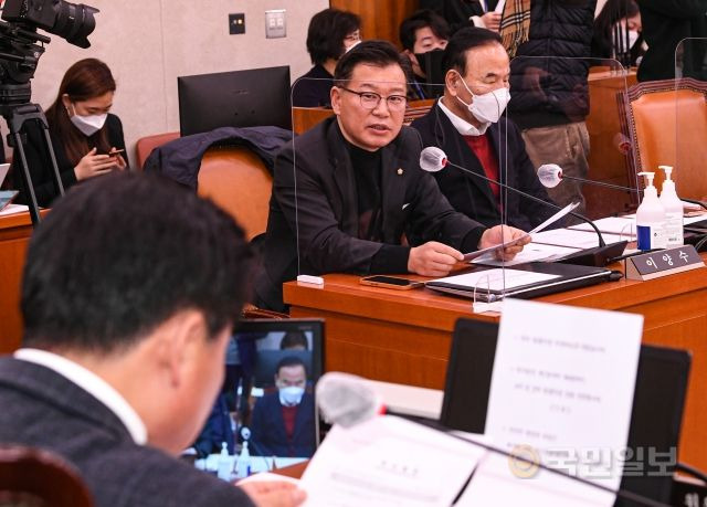 국회 농림축산식품해양수산위원회 국민의힘 간사인 이양수 의원이 28일 서울 여의도 국회에서 열린 농림축산식품해양수산위원회 전체회의에서 의사 진행 발언을 하고 있다.