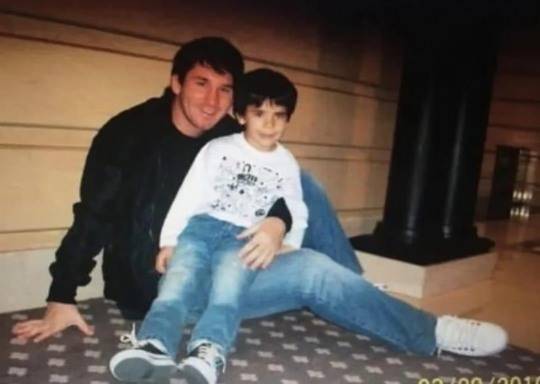 성장호르몬 문제를 겪고 있던 4살 토미를 만나 격려한 메시 [사진=온라인 캡처/연합뉴스]