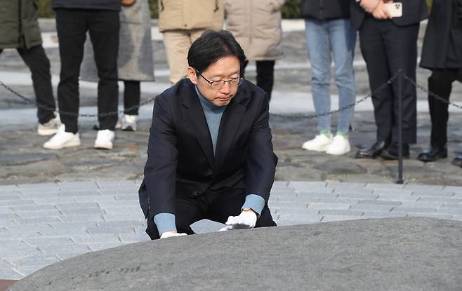 김경수 전 경남지사가 28일 오전 경남 김해시 진영읍 봉하마을 노무현 전 대통령 묘역을 참배하고 있다. [연합뉴스]