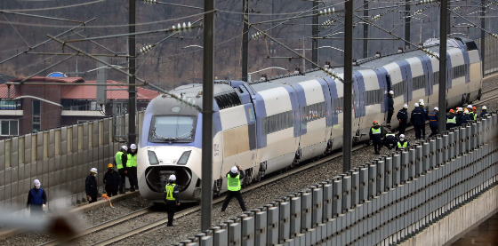 코레일이 KTX-산천 탈선 사고 문제를 바퀴 결함이라고 주장하면서 제작사인 현대로템으 대상으로 손해배상 청구 소송을 제기하겠다고 밝혔다. 이에 현대로템은 유지·보수 문제라고 주장했다. 사진은 지난 1월5일 충북 영동에서 탈선사고가 발생한 KTX 산천 23열차가 선로위에 멈춰 서 있다./사진=뉴스1