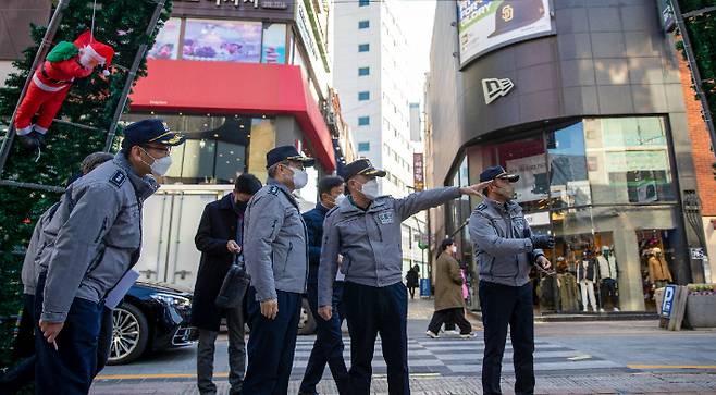 부산경찰청은 오는 31일 시민의종 타종 행사에 5천여명이 몰릴 것으로 예상해 안전 관리 대책을 수립했다. 사진은 타종행사가 열리는 중구 일대 현장을 점검하는 경찰. 부산경찰청 제공