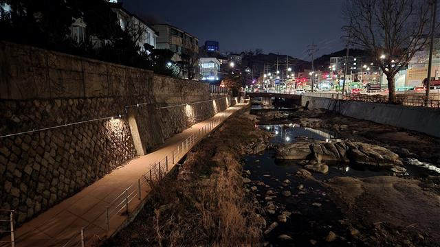 서울 종로구가 올해 조성 공사를 마무리한 홍제천변 산책로에 경관 조명이 설치된 모습.종로구 제공