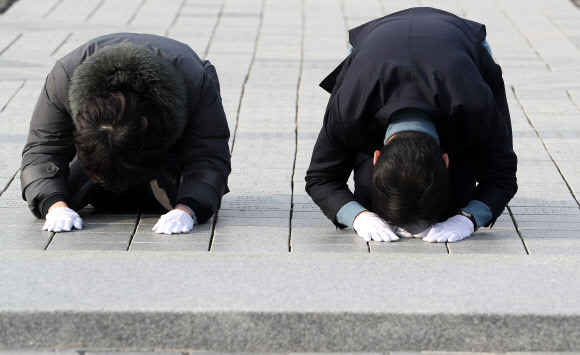 김경수 전 경남지사가 28일 오전 경남 김해시 진영읍 봉하마을 노무현 전 대통령 묘역을 참배하고 있다. 왼쪽은 부인 김정순씨. 2022.12.28 연합뉴스