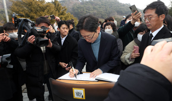 김경수 전 경남지사가 28일 오전 경남 김해시 진영읍 봉하마을 노무현 전 대통령 묘역 참배 후 방명록을 작성하고 있다. 2022.12.28 연합뉴스