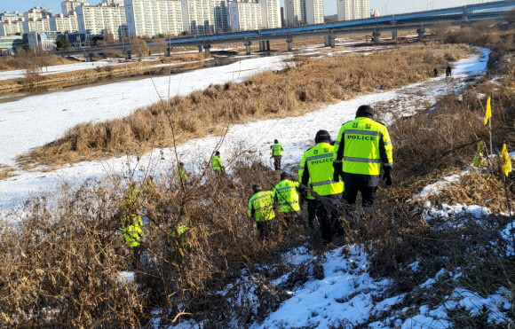 ‘택시기사·전 연인 살해’ 사건 시신 수색 - 택시기사를 살해하고 아파트 옷장에 시신을 숨긴 30대 남성이 전 여자친구도 살해뒤 시신을 유기했다고 자백하면서 28일 오전 경기 파주시 공릉천 주변 시신 유기 장소에 대한 경찰 수색이 이틀째 이어지고 있다. 2022.12.28. 뉴시스