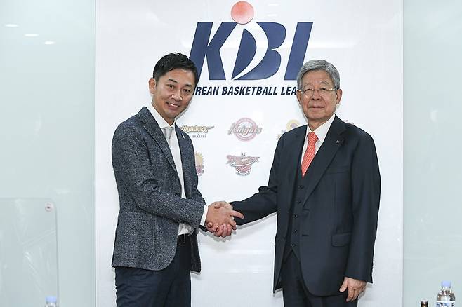 ▲ 일본 B리그 시마다 신지 총재와 KBL 김희옥 총재(왼쪽부터) ⓒ KBL