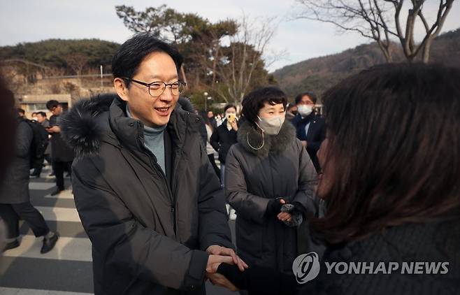 김경수 전 지사 밝은 표정 (김해=연합뉴스) 김동민 기자 = 김경수 전 경남지사(가운데)가 28일 오전 경남 김해시 진영읍 봉하마을 노무현 전 대통령 묘역 참배 후 지지자와 만나 악수하고 있다. 노 전 대통령 묘역 참배는 김 전 지사 출소 후 첫 일정이다. 2022.12.28