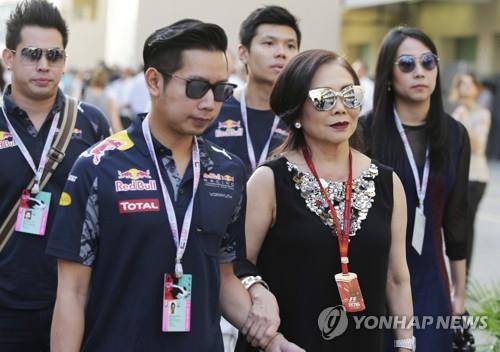 2016년 아부다비 F1 대회 참관한 오라윳 [AP 연합뉴스 자료사진. 재판매 및 DB 금지]