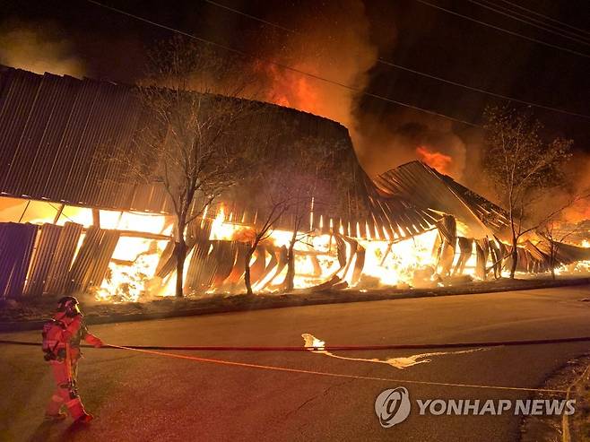 불길에 휩싸인 양양 생활폐기물 소각장 [강원도소방본부 제공. 재판매 및 DB 금지]