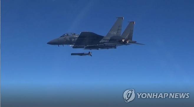 슬램-ER 미사일 발사하는 공군 F-15K 전투기 (서울=연합뉴스) 공군 F-15K 전투기가 2일 동해상에서 북방한계선(NLL) 이북을 향해 슬램-ER 장거리 공대지미사일을 발사하고 있다. 합참은 이날 오전 북한이 NLL 이남으로 탄도미사일을 발사한 데 대응해 사격한 것이라고 설명했다. 2022.11.2 [합참 제공. 재판매 및 DB 금지] photo@yna.co.kr