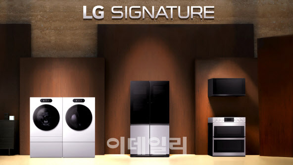 LG전자가 CES 2023에서 공개하는 超프리미엄 LG 시그니처 2세대 제품들. 왼쪽부터 세탁기, 건조기, 듀얼 인스타뷰 냉장고, 후드 겸용 전자레인지(위), 더블 슬라이드인 오븐(아래).(사진=LG전자)