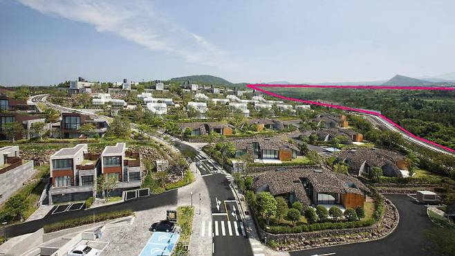 제주 아트빌라스 우측에 제주롯데리조트(빨강색 선 부분) 개발부지가 보인다(사진=롯데호텔)