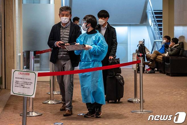 공항에서 승객들이 PCR 검사를 받기 위해 기다리고 있다. ⓒ AFP=뉴스1 ⓒ News1 우동명 기자