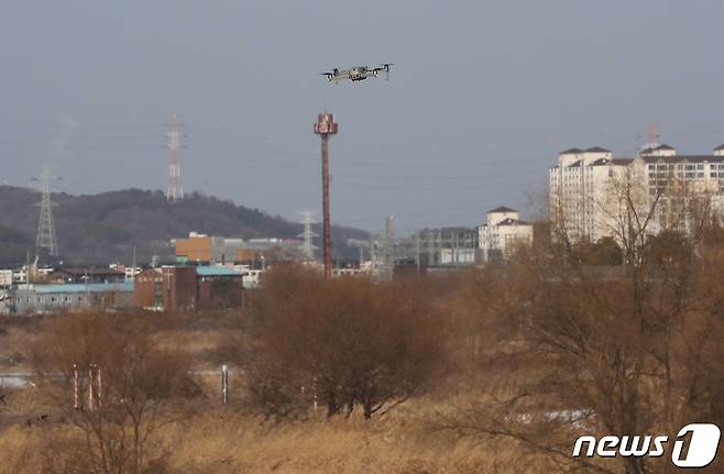 28일 오후 경기 파주시 공릉천 일대에서 과학수사대가 드론을 이용해 살해당한 50대 여성의 시신을 찾기 위해 수색을 하고 있다. 2022.12.28/뉴스1 ⓒ News1 송원영 기자