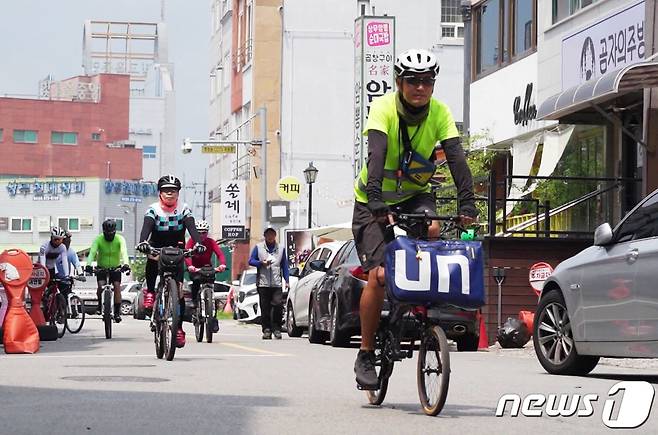 광주자치경찰위원회 '빛고을 자전거 순찰대'가 순찰 활동을 하고 있다.(광주시 제공)/뉴스1 ⓒ News1